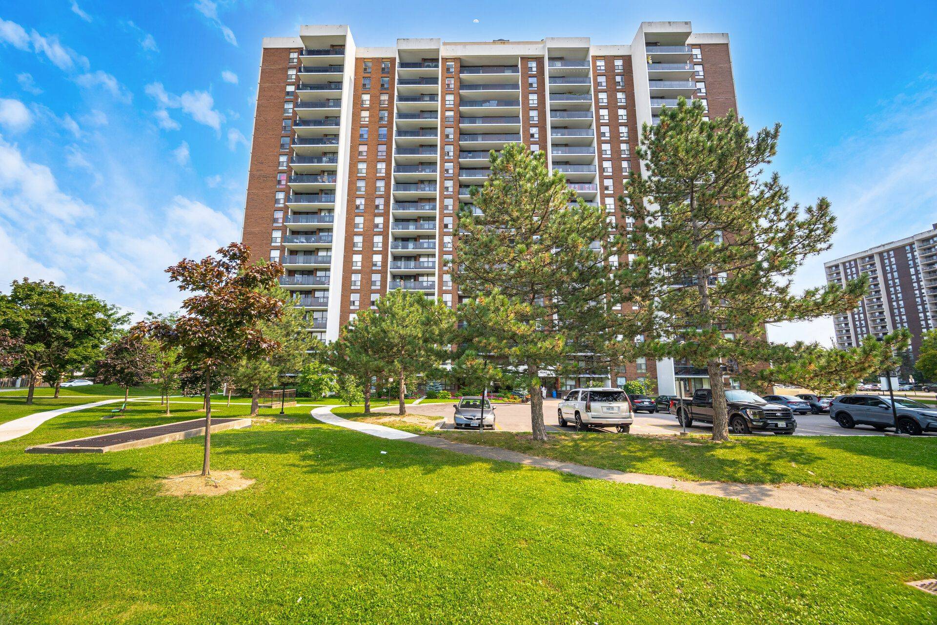 21 KNIGHTSBRIDGE RD #1507, Brampton, ON L6T 3Y1