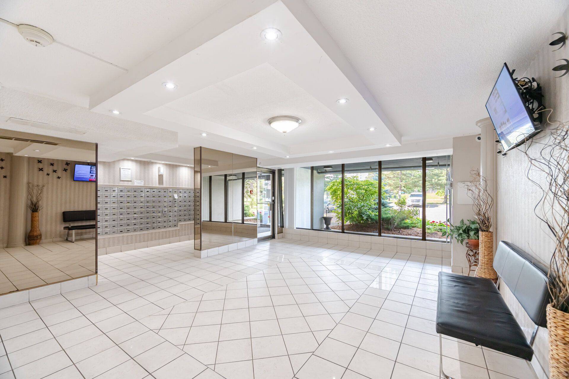Brampton, ON L6T 3Y1,21 KNIGHTSBRIDGE RD #1507