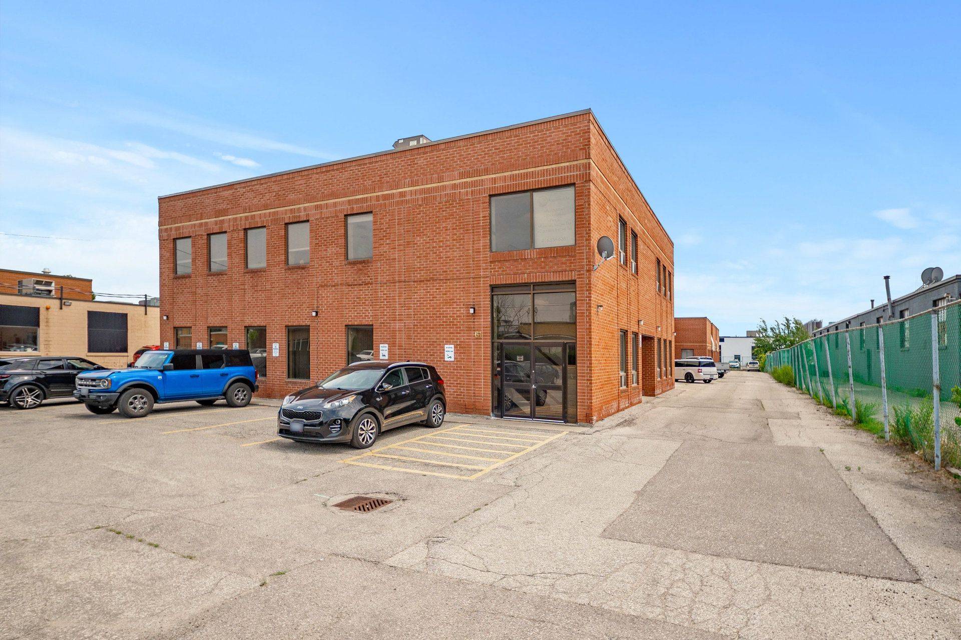 61 Advance RD #9, Toronto W08, ON M8Z 2S6