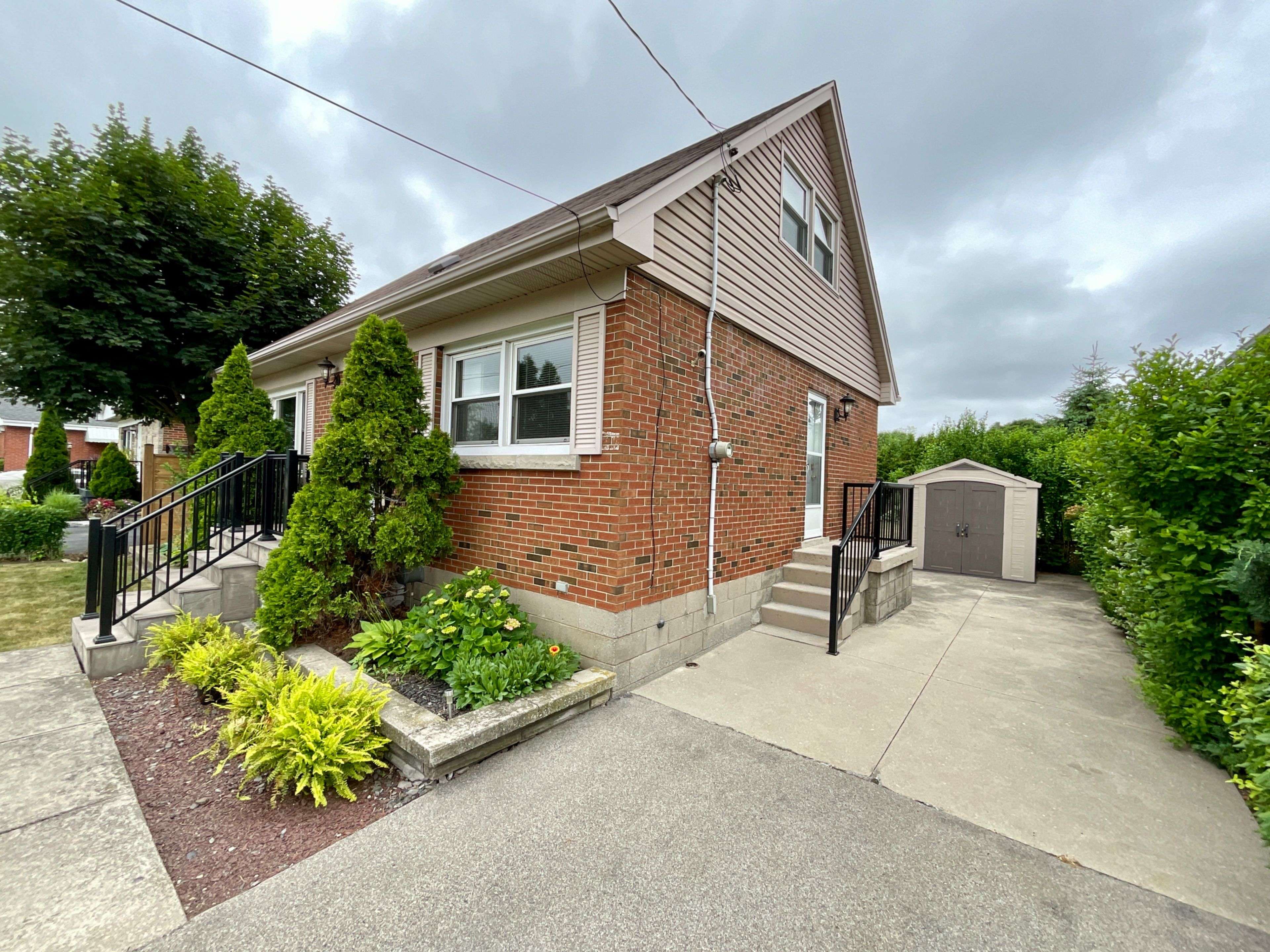 Hamilton, ON L8T 4G5,384 Upper Kenilworth AVE