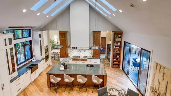 Calgary, AB T2T2T7,1608 49 AVE SW
