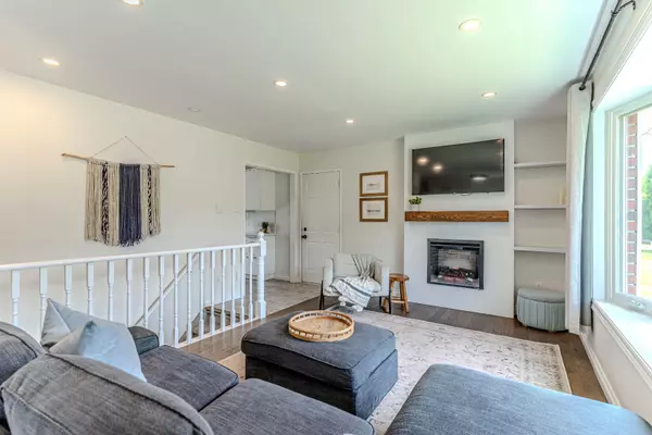 Springwater, ON L9X 0A1,27 Foyston Park CIR