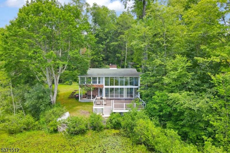 32 W Lakeside Ln, Hampton Twp., NJ 07860