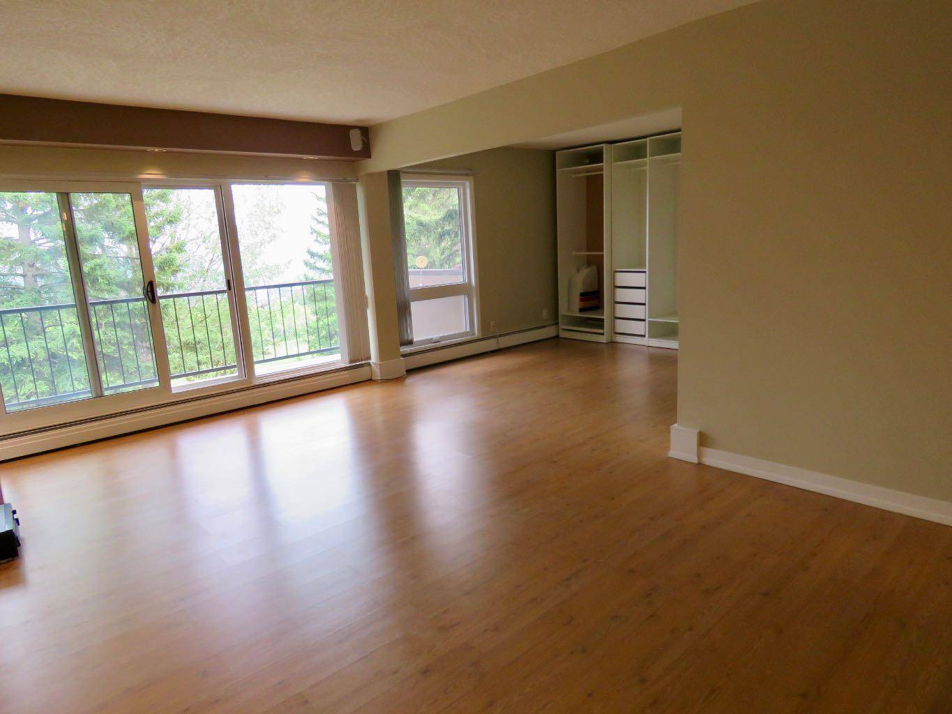 Calgary, AB T3C 2Y8,328 Cedar CRES Southwest #204