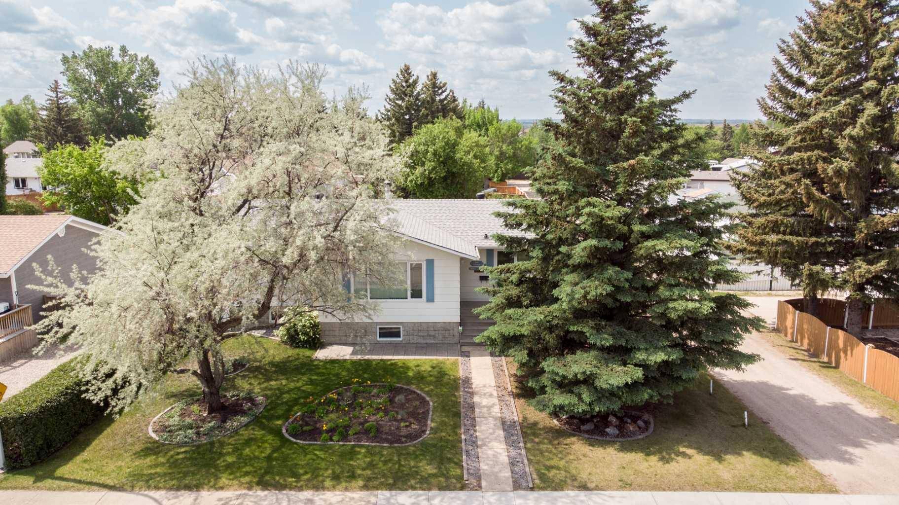 5037 37 ST, Innisfail, AB T4G 1H9
