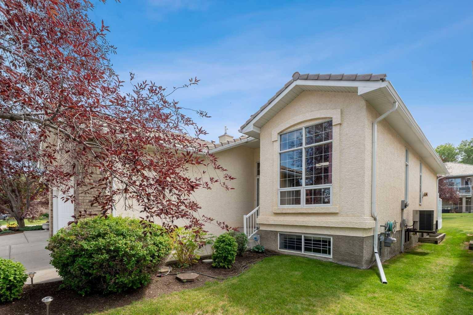 11 Hamptons Bay Northwest, Calgary, AB T3A 5R6