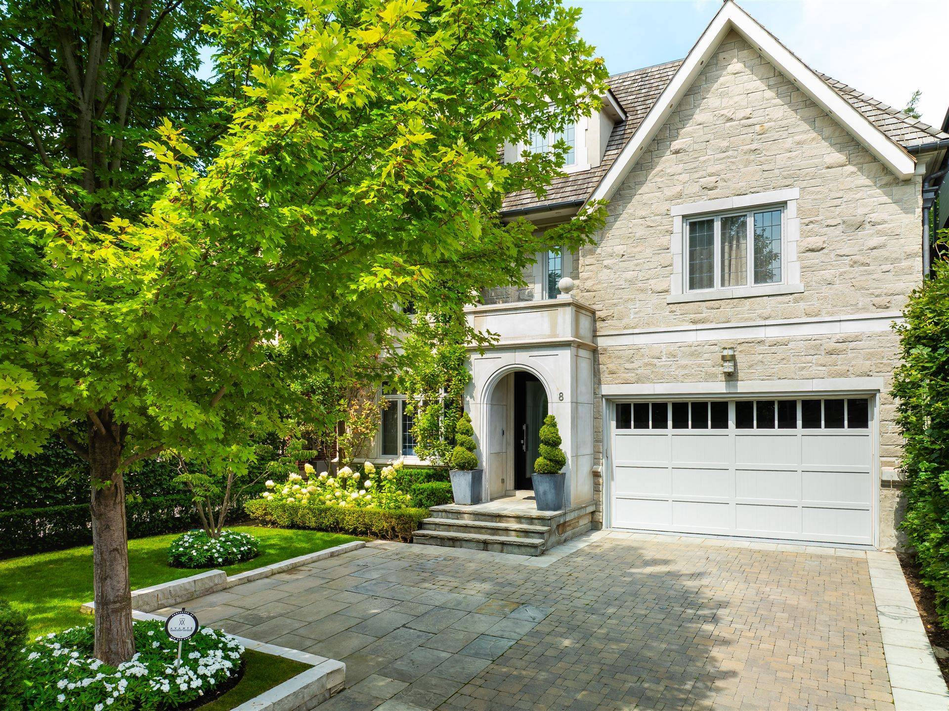 8 Hillholm RD, Toronto C03, ON M5P 1M2