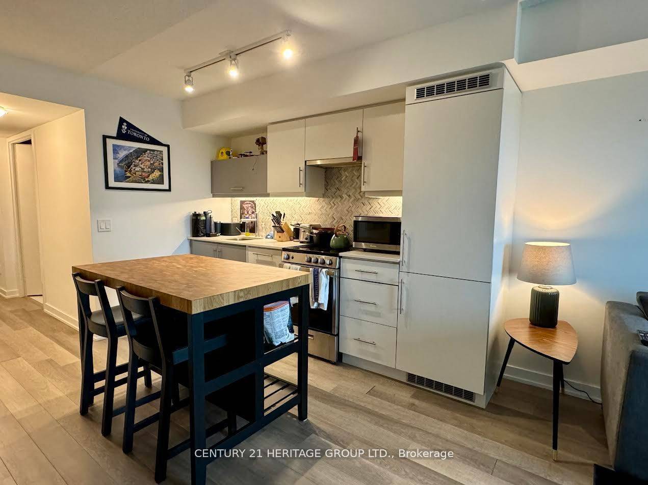 181 Huron ST #602, Toronto C01, ON M5T 2B6