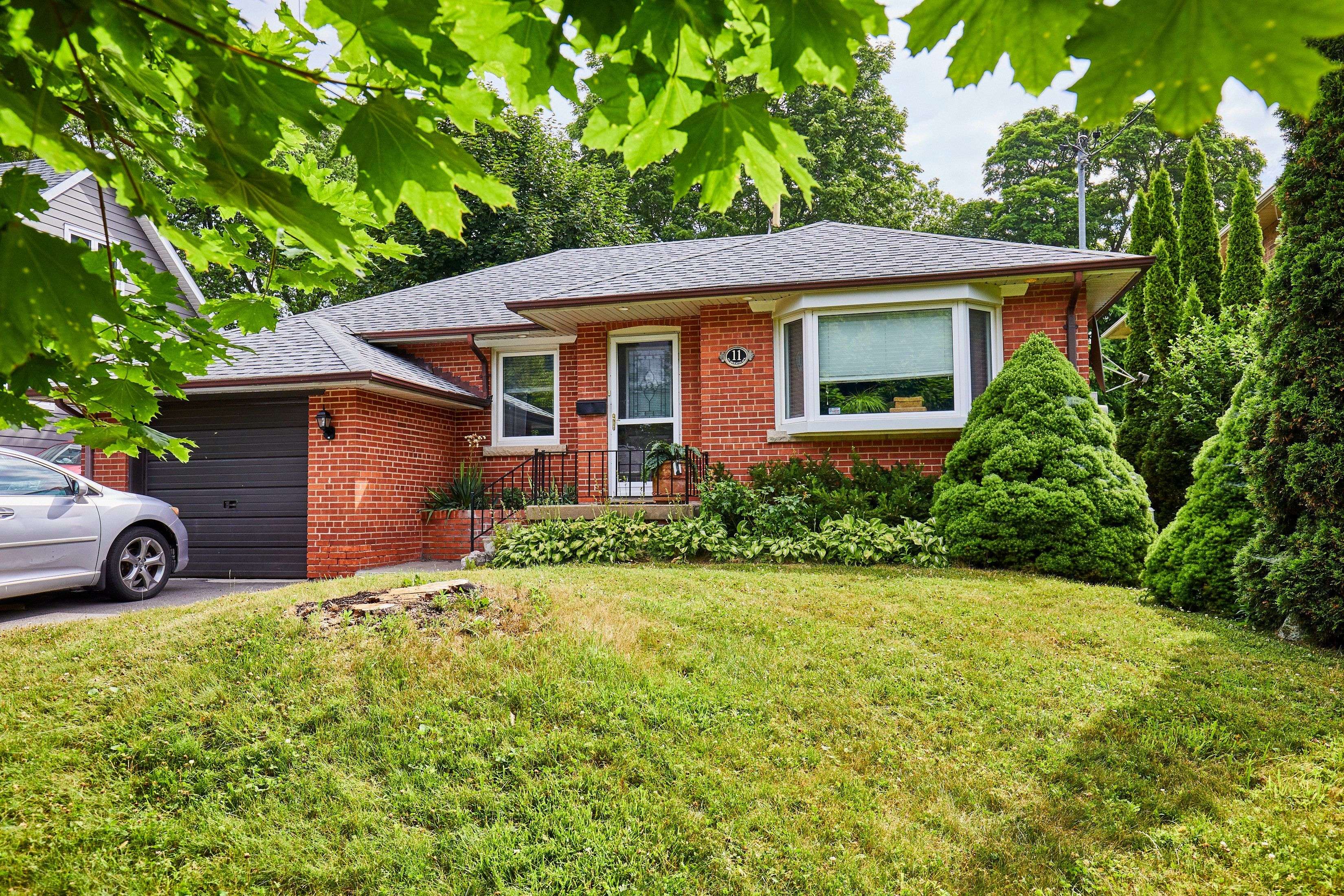 11 St Quentin AVE, Toronto E08, ON M1M 2M7