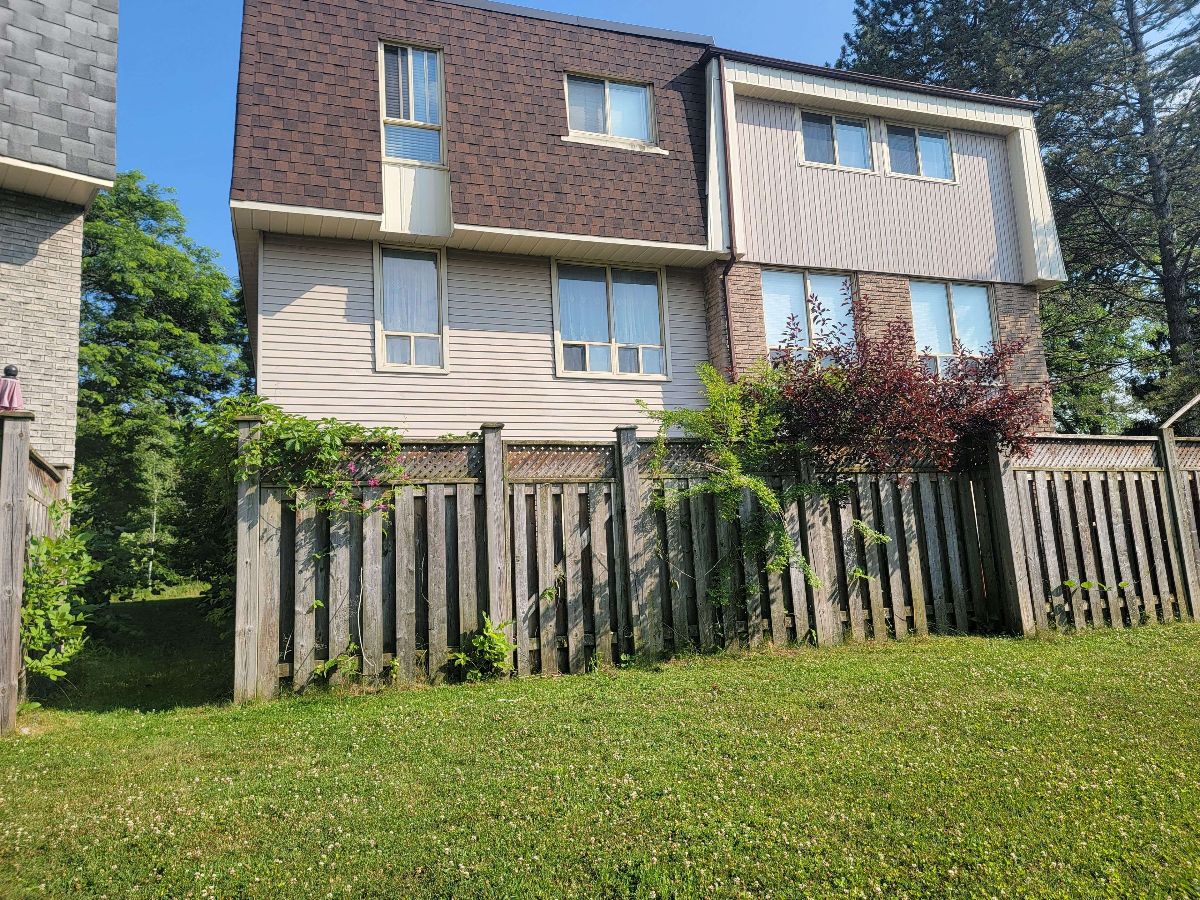 Aurora, ON L4G 3M3,98 Henderson DR #86