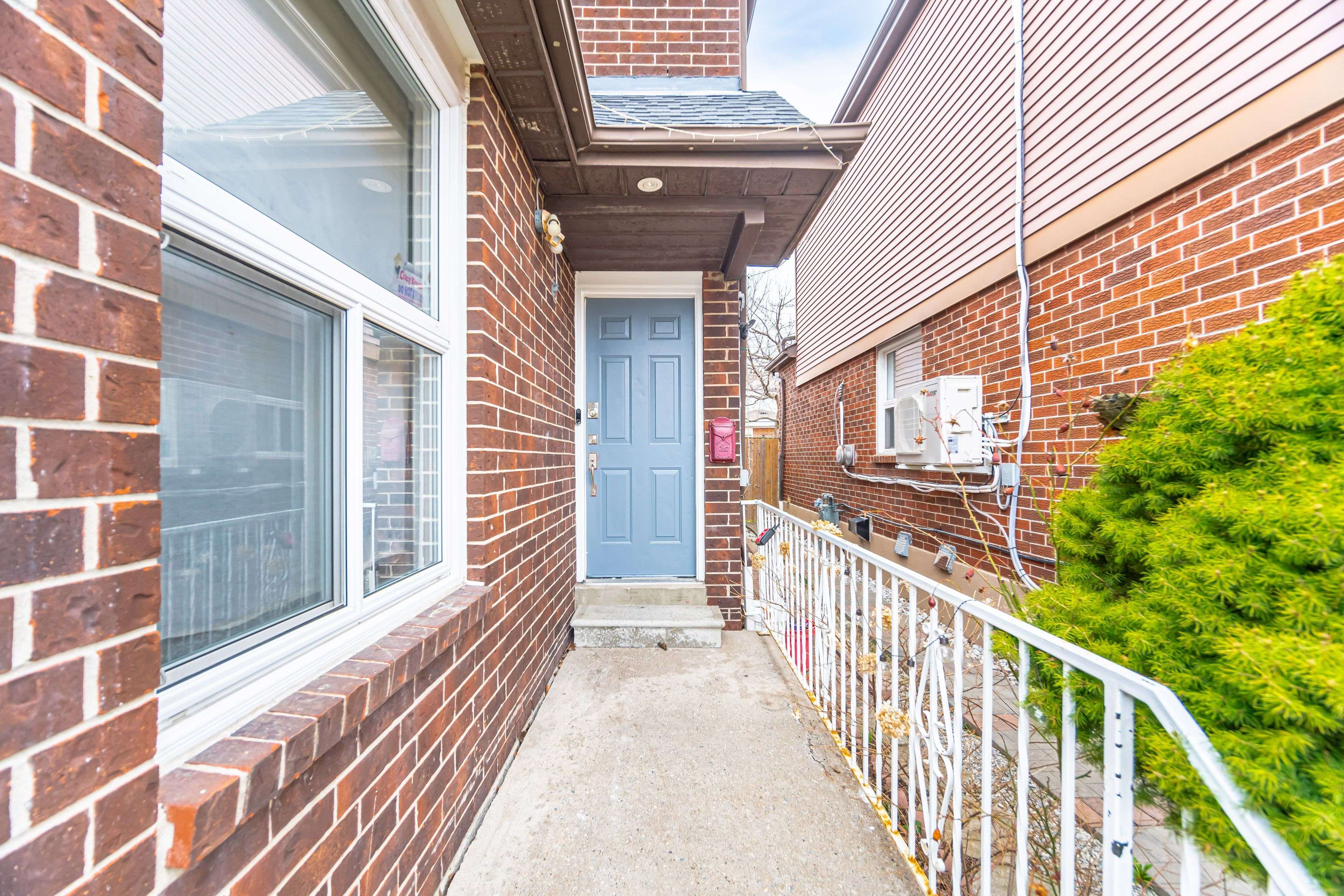 Brampton, ON L6Y 2W2,14 Rustywood DR