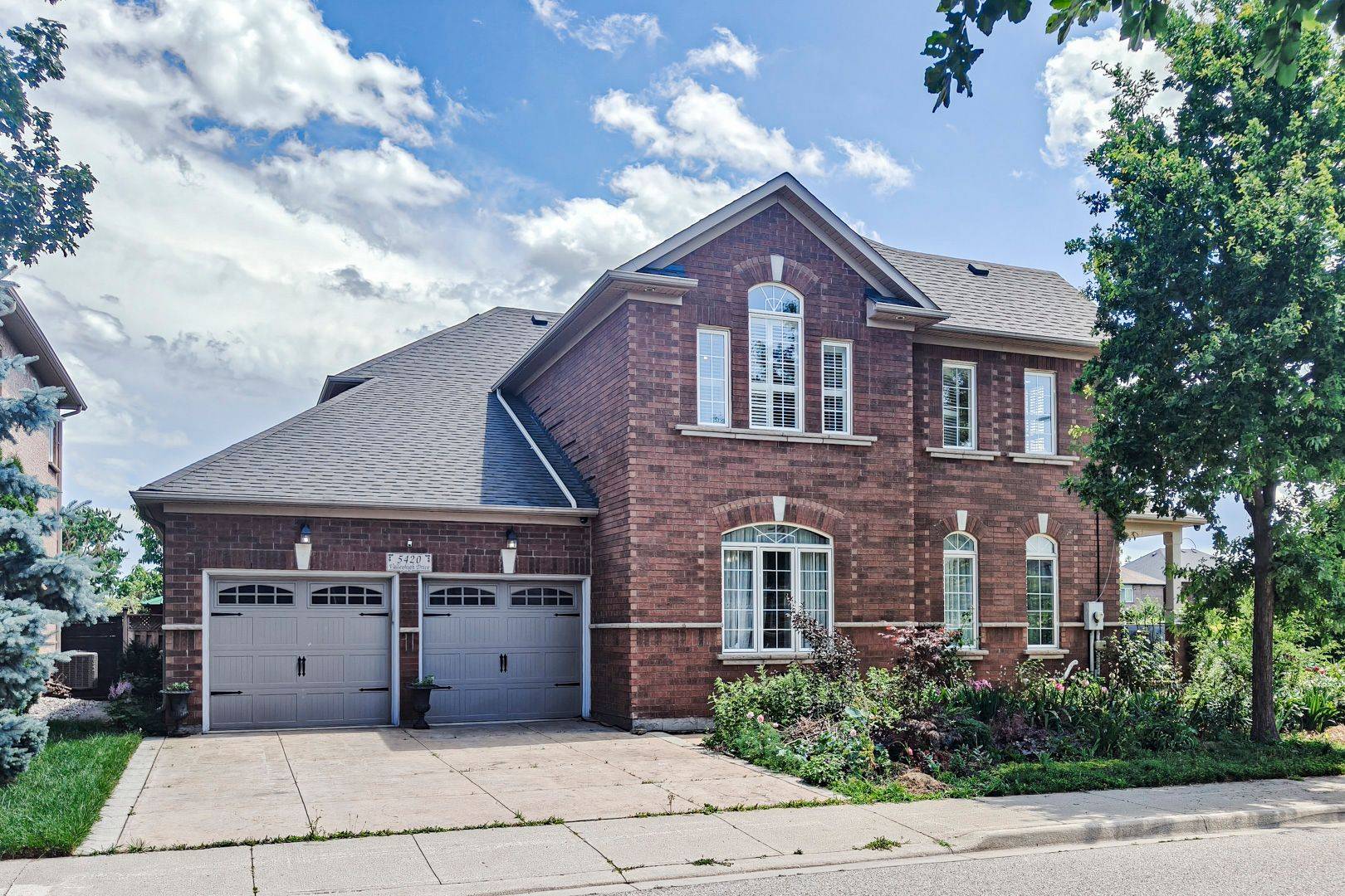 5420 Valleyhigh DR, Burlington, ON L7L 6Z4