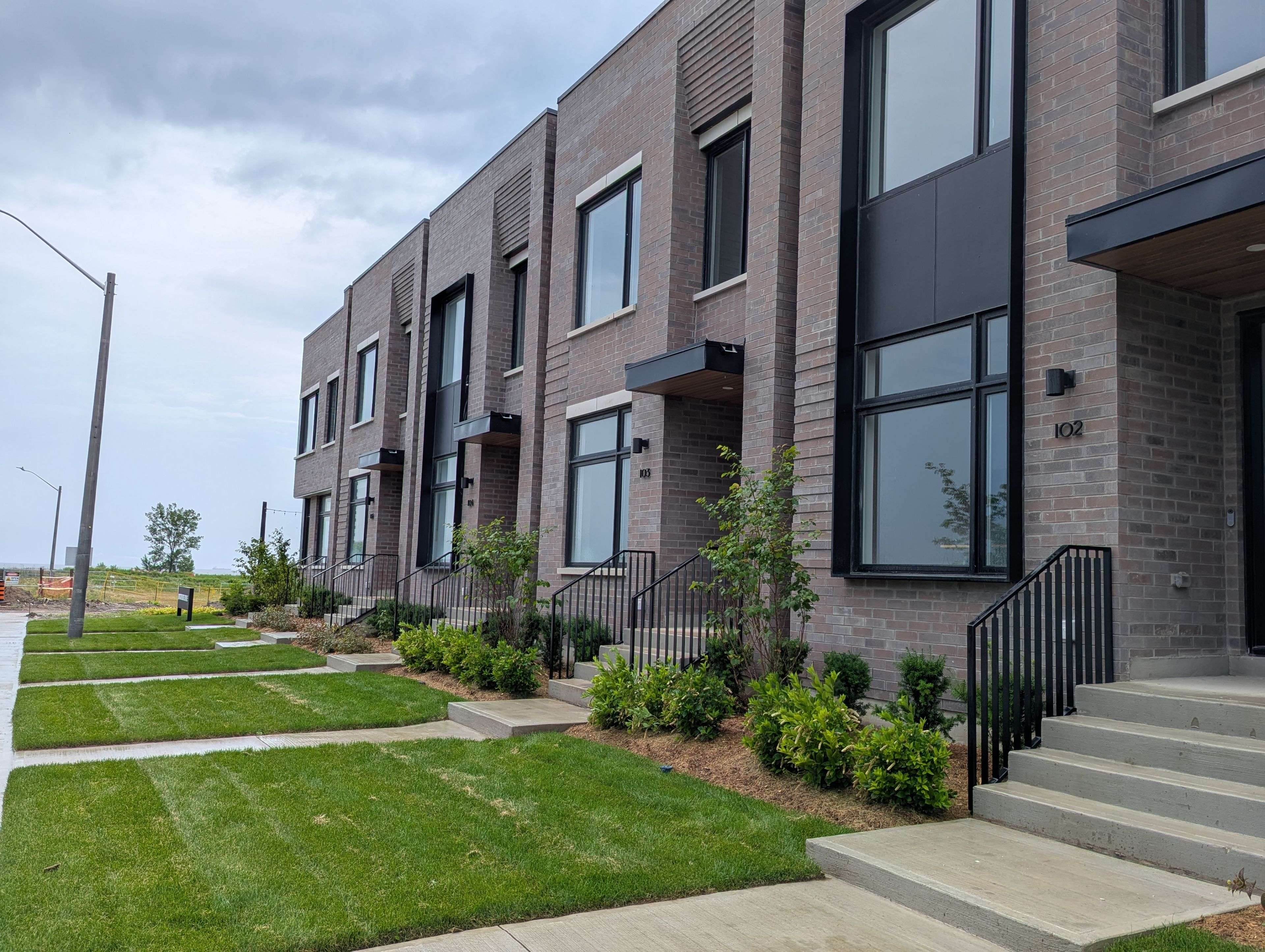 Mississauga, ON L5H 0B4,105 Coveside DR