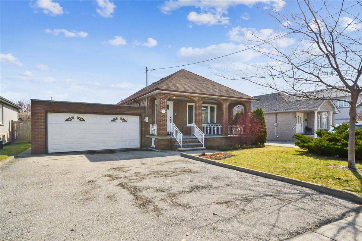23 Nash DR, Toronto W05, ON M3M 2L2