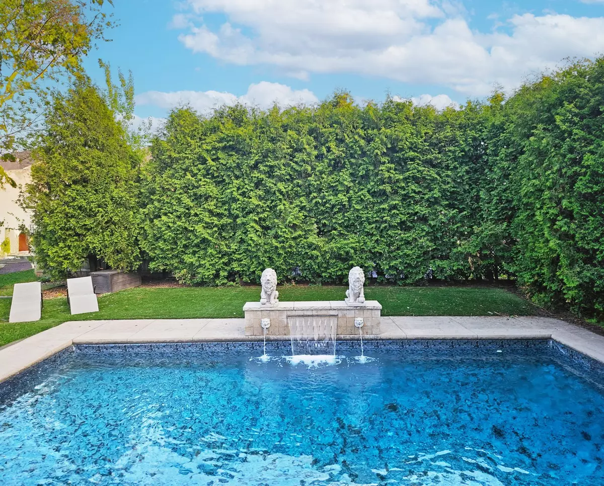 Hamilton, ON L9K 1L9,27 Surrey DR