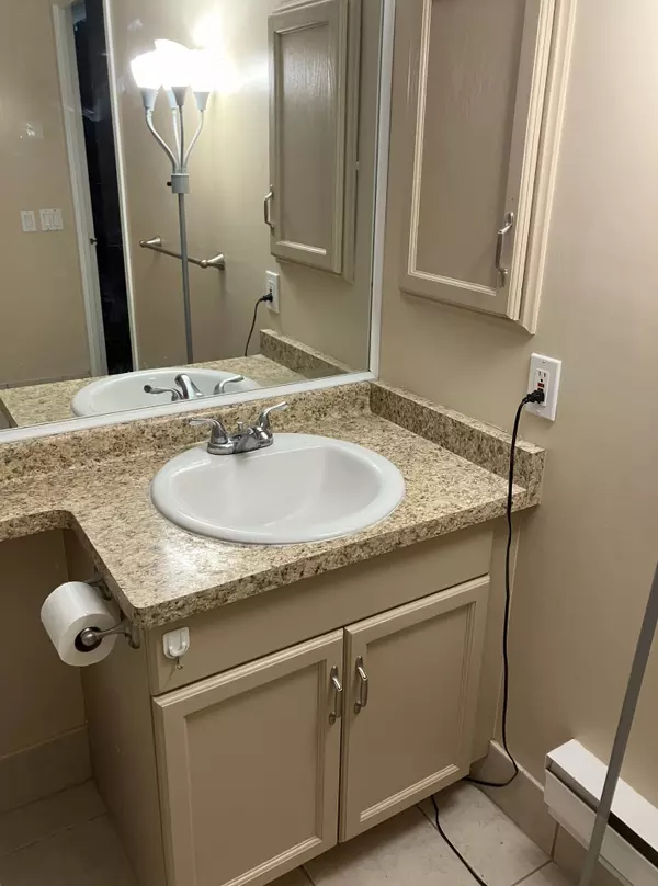 Toronto C02, ON M5S 3B8,284 Bloor ST W #902