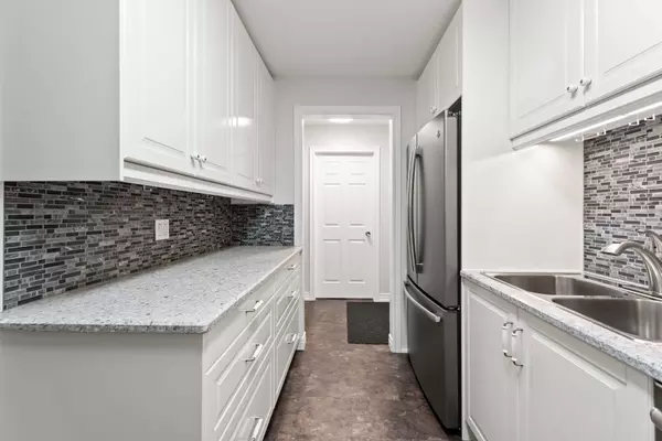 Grimsby, ON L3M 5A4,6 Niagara ST #206