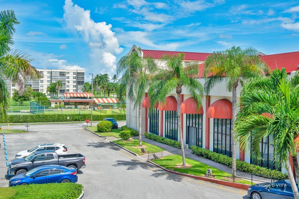 Pembroke Pines, FL 33025,9511 N Hollybrook Lake Dr #207