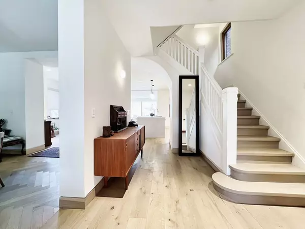 Toronto W03, ON M6H 2Y2,36 Highview CRES