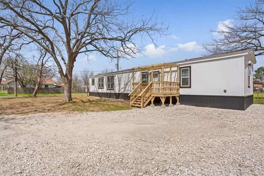 404 E Collins Street, Bremond, TX 76629