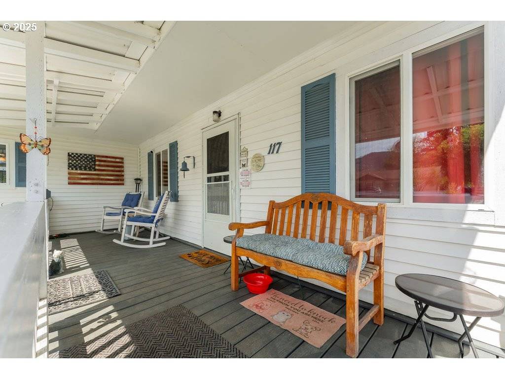 Riddle, OR 97469,117 HARBOR DR