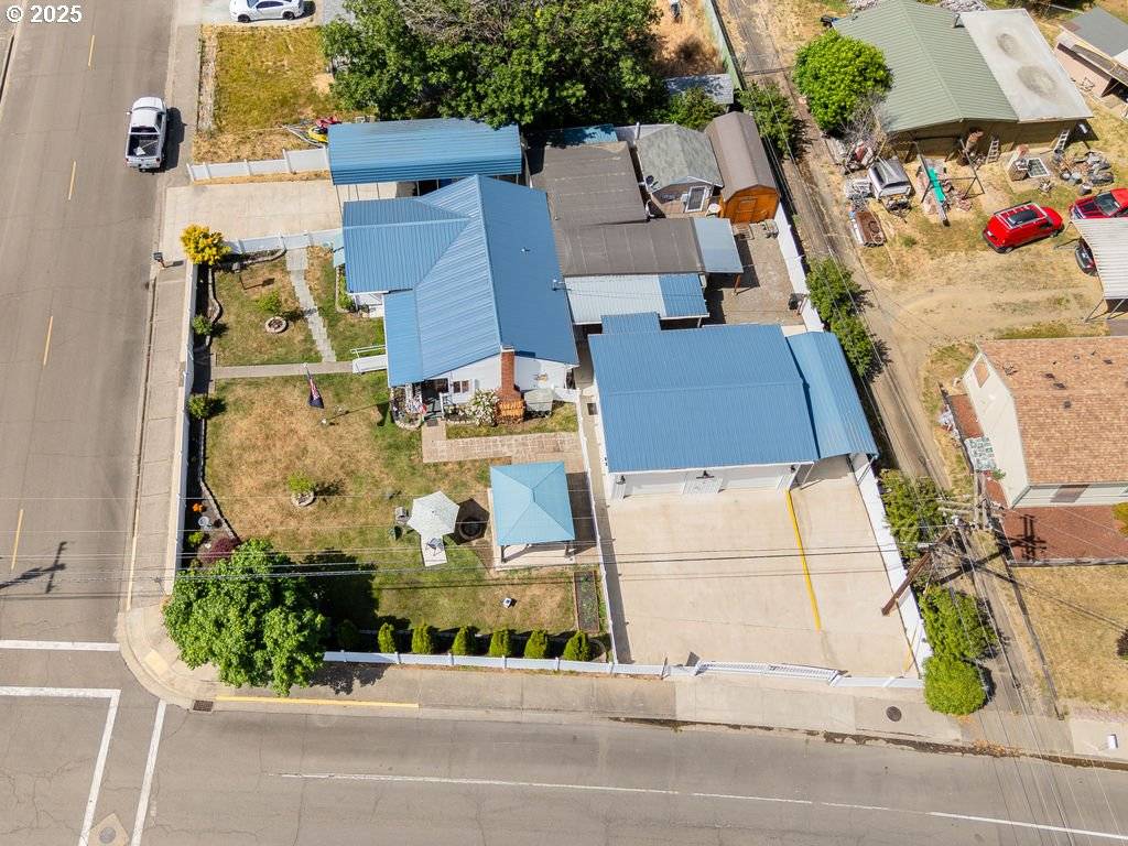 Riddle, OR 97469,117 HARBOR DR
