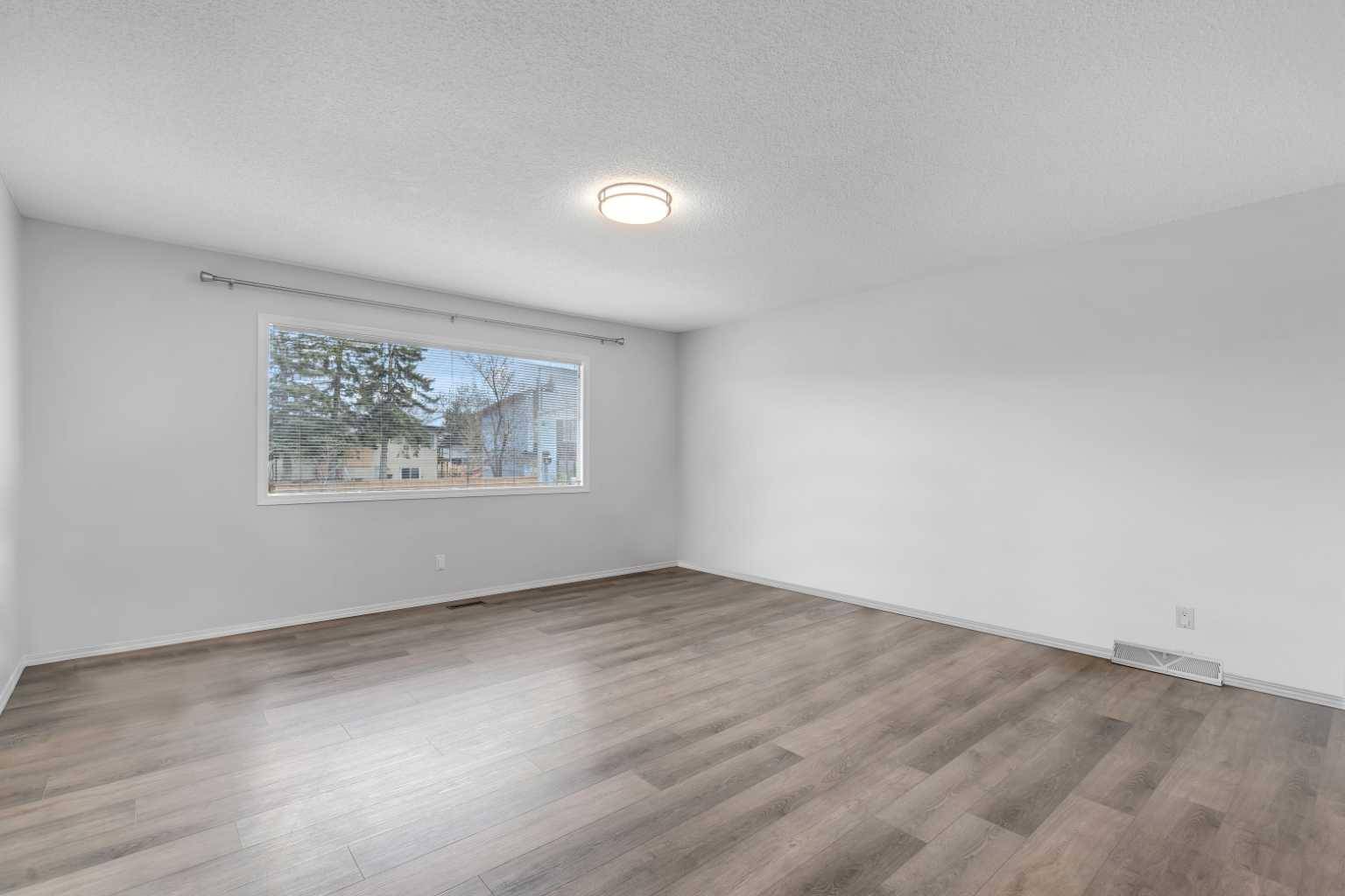 Calgary, AB T3E 3B9,3337 37 ST SW