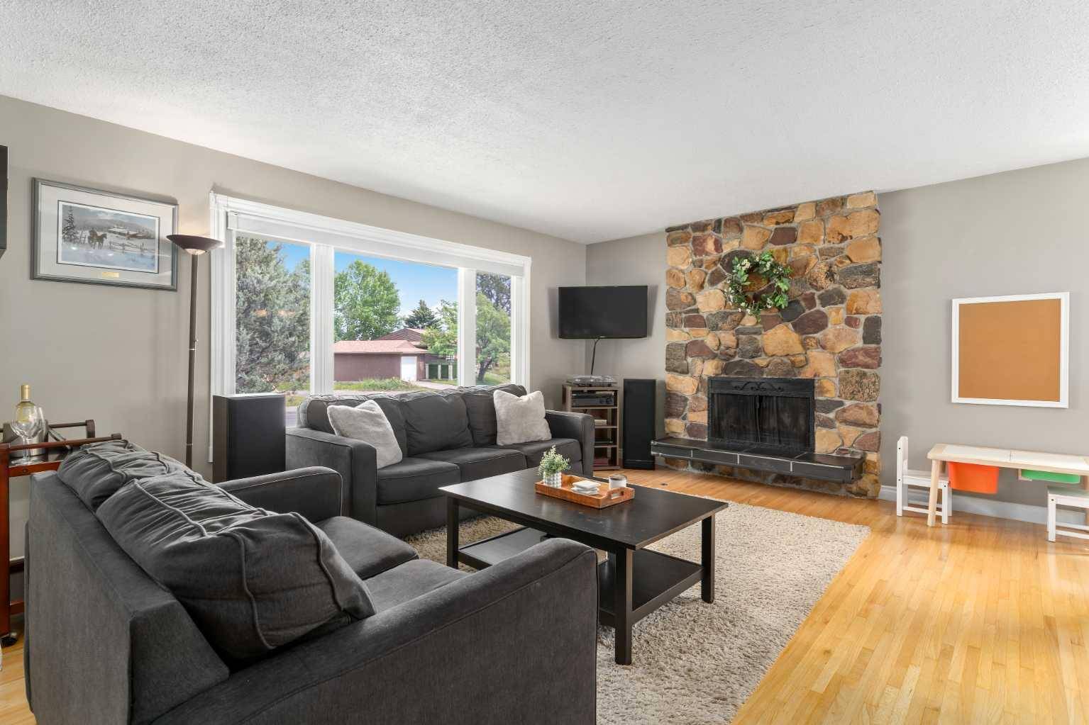 Calgary, AB T2K 3Y5,319 Huntbourne HL NE