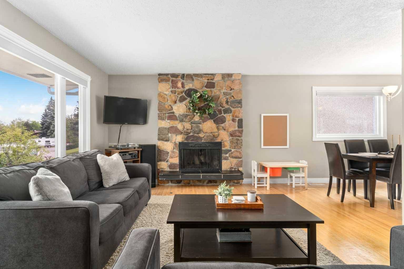 Calgary, AB T2K 3Y5,319 Huntbourne HL NE