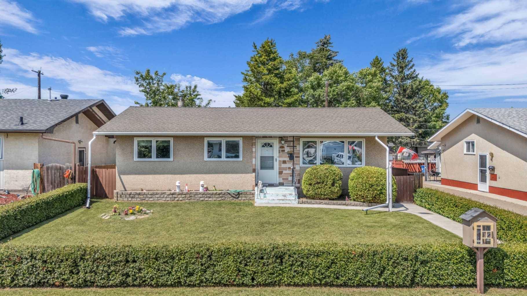25 Fairway AVE, Red Deer, AB T4N 4Y9