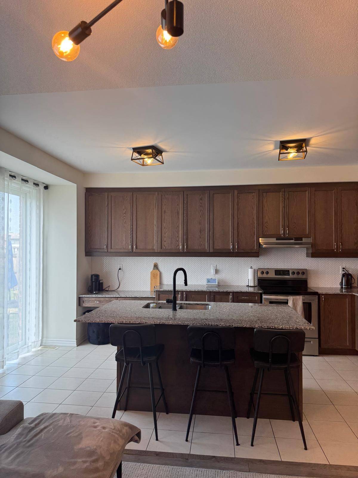 Whitby, ON L1P 0M1,37 Broden CRES