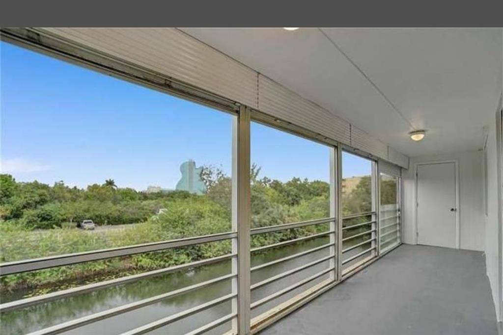 4131 Unit#302 Stirling Rd, Davie, FL 33314