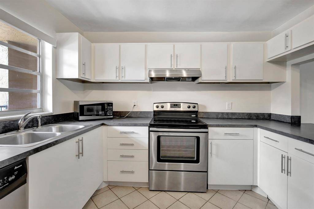 9450 Live Oak Pl #303, Davie, FL 33324