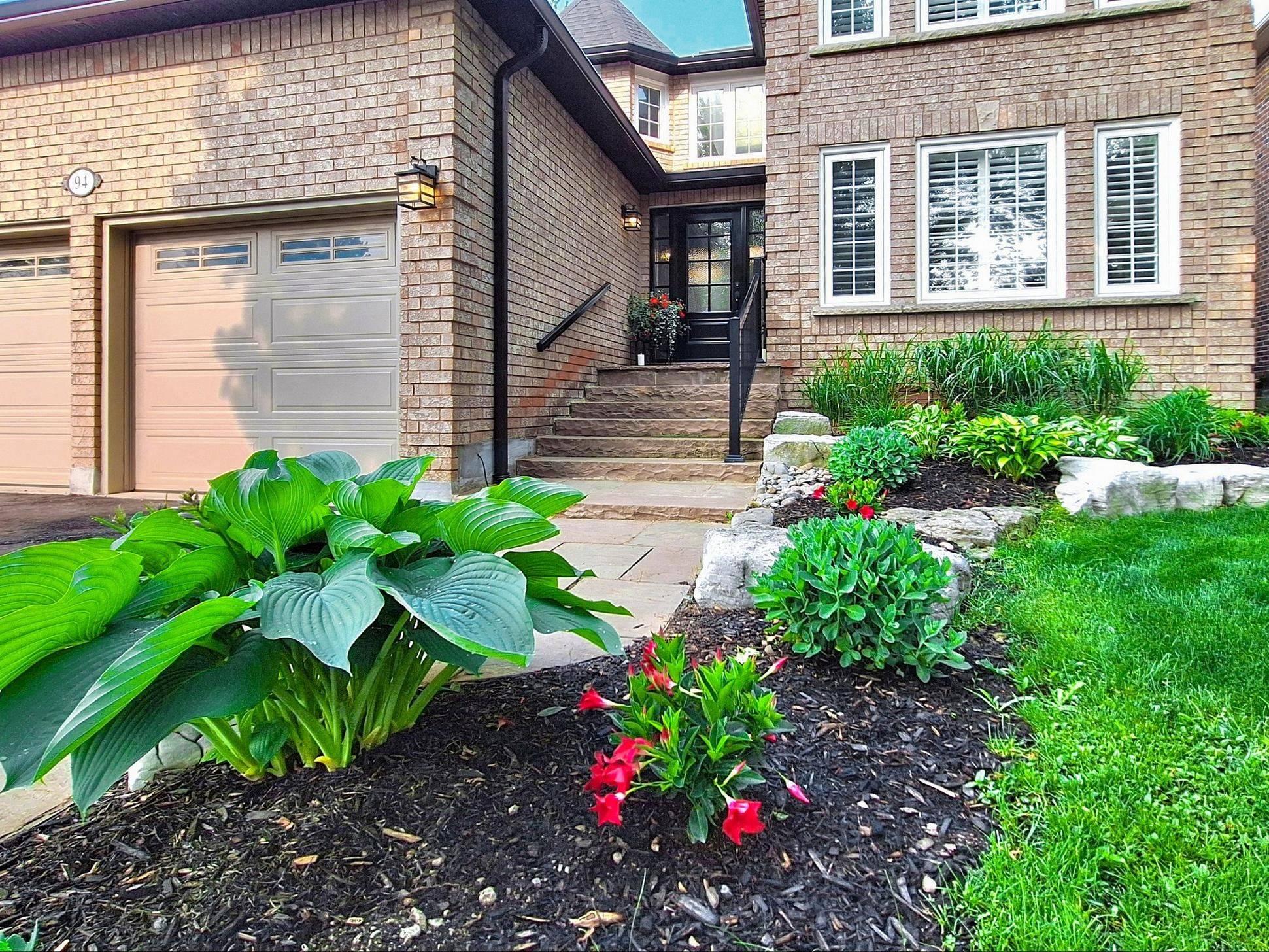 Aurora, ON L4G 6L8,94 McGee CRES
