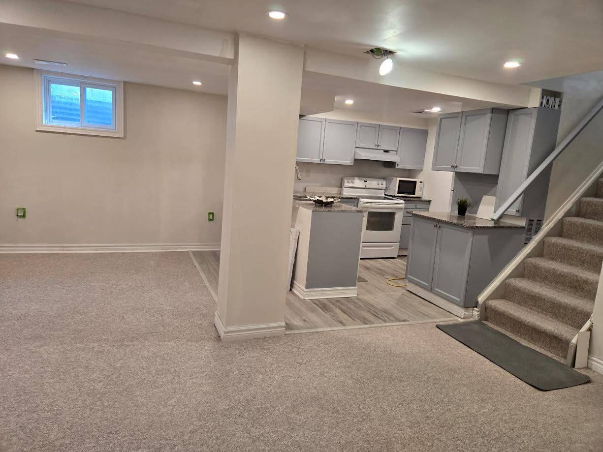 Newmarket, ON L3Y 3P6,140 Woodpark PL #Bsmt