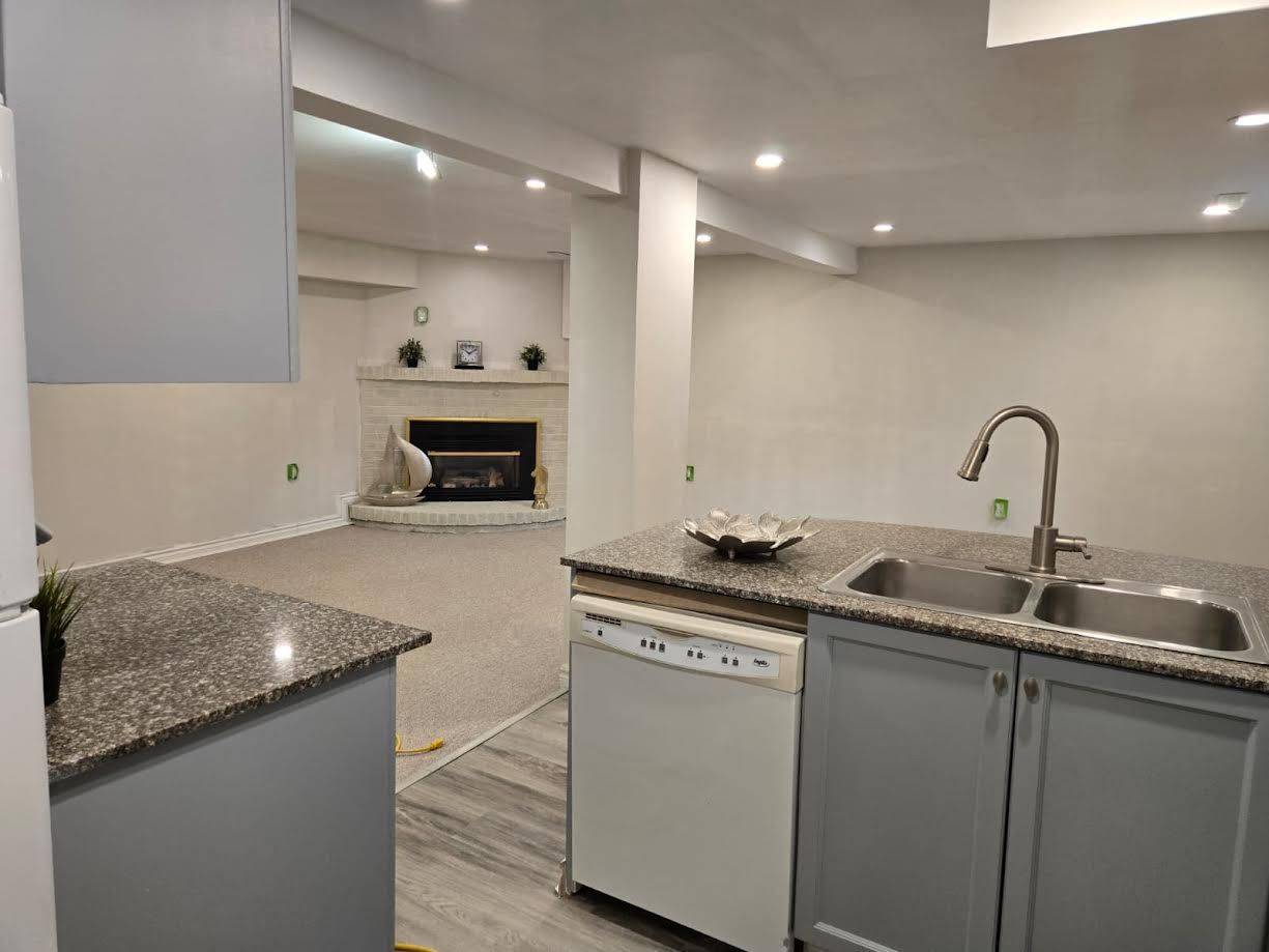 Newmarket, ON L3Y 3P6,140 Woodpark PL #Bsmt