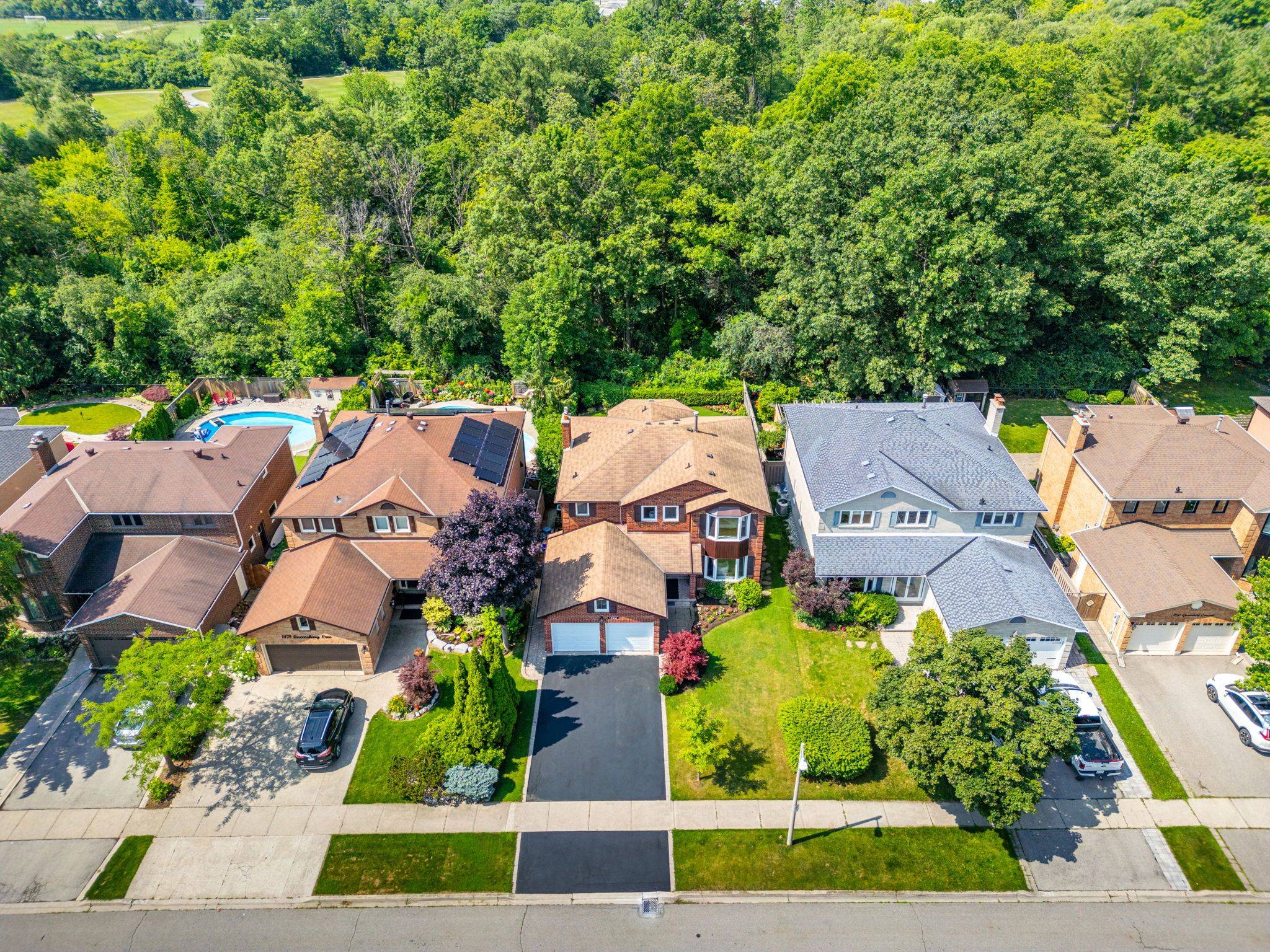 Oakville, ON L6H 4G4,1482 QUEENSBURY CRES