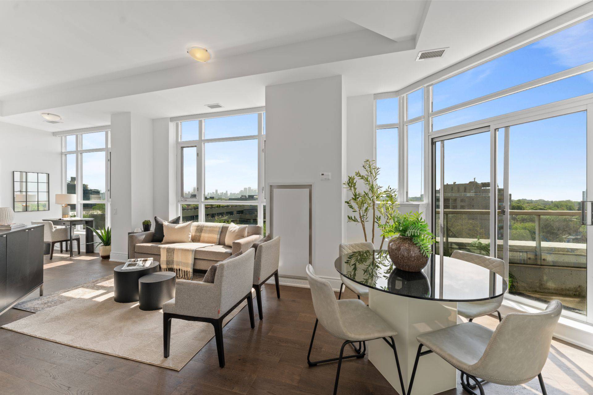 Toronto W01, ON M6R 3B9,437 Roncesvalles AVE #702