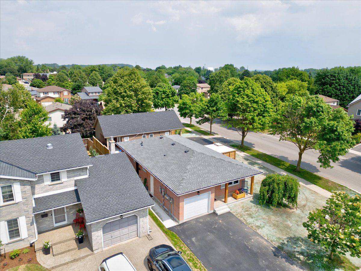 2 Pipers Green CT, Kitchener, ON N2E 3C6