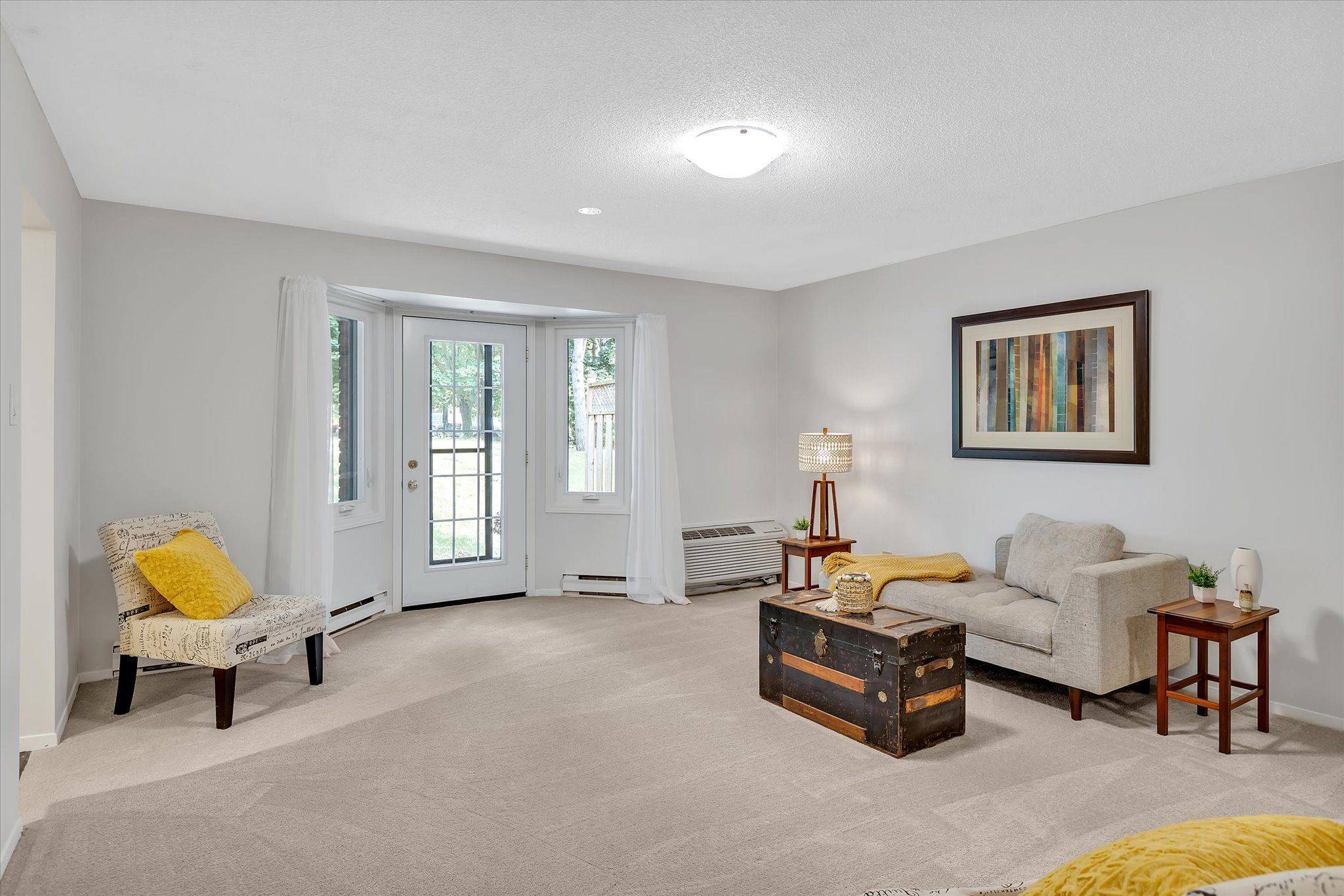 Peterborough East, ON K9H 7L5,645 Whitaker ST #8