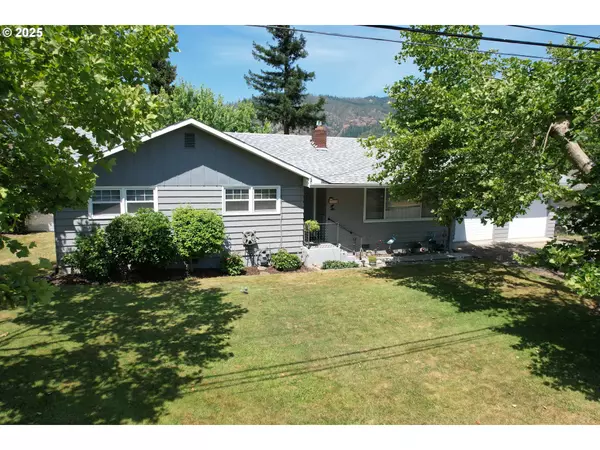 131 MOUNTAIN VIEW AVE, Myrtle Creek, OR 97457