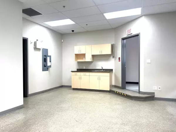 Medicine Hat, AB T1A 0H4,657 3 ST SE