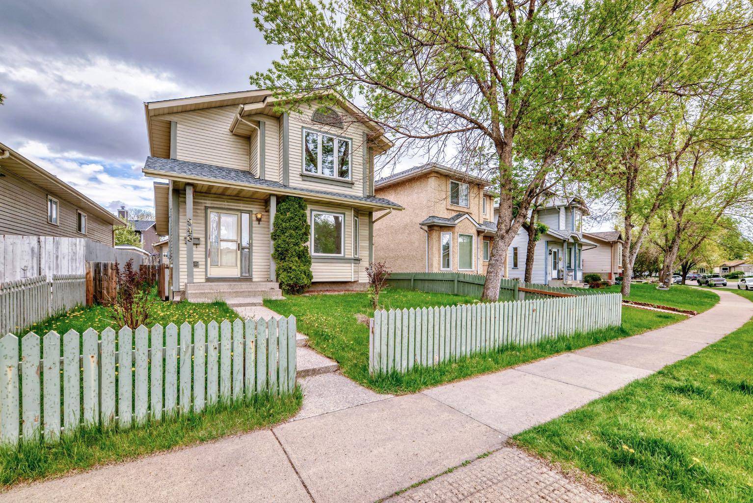 946 Erin Woods DR Southeast, Calgary, AB T2B 3C4