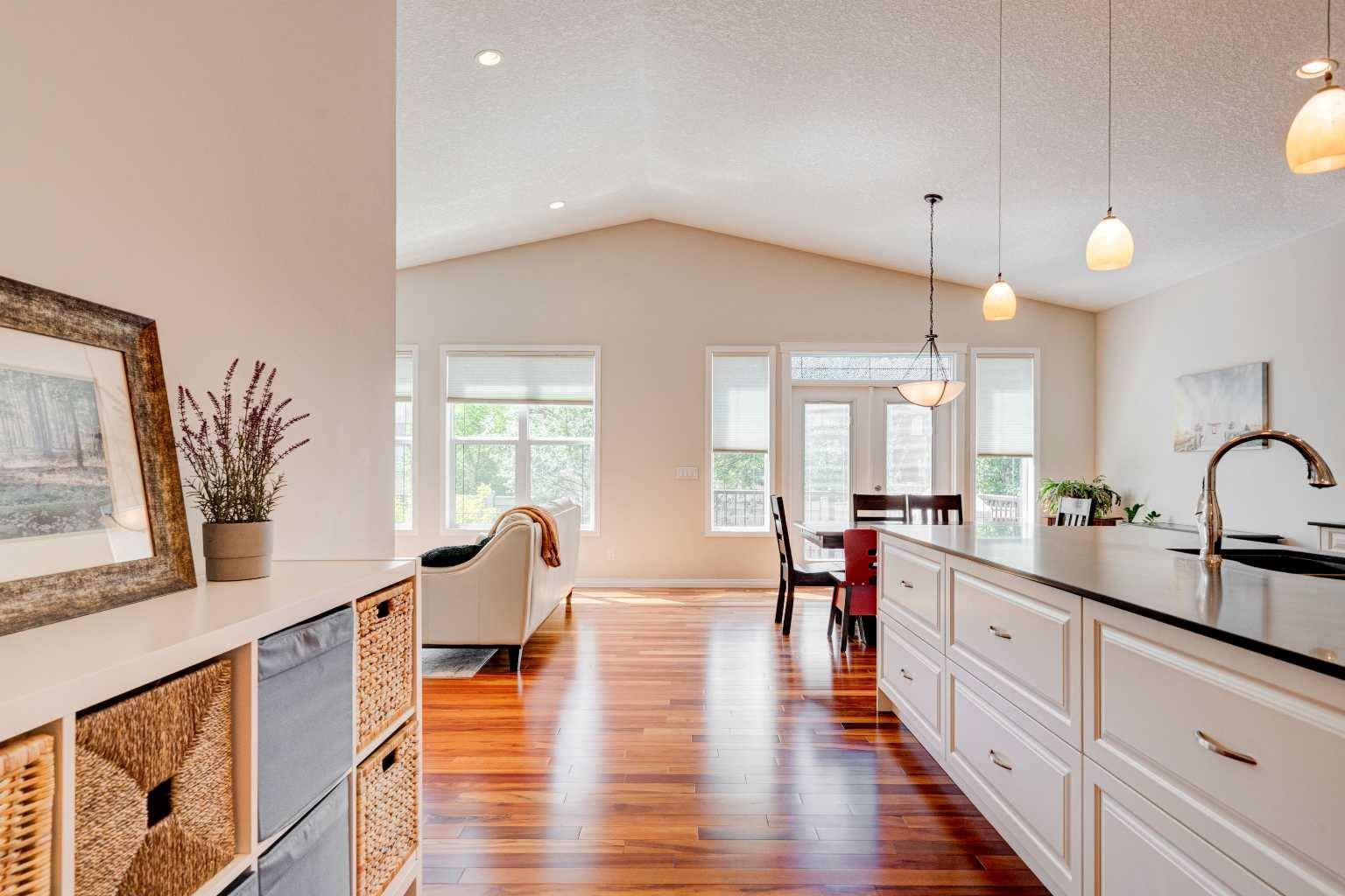 Airdrie, AB T4B 3W1,2166 Hillcrest GN SW