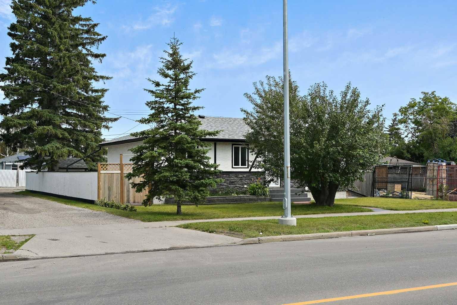 Calgary, AB T3B 2N5,3924 77 ST NW