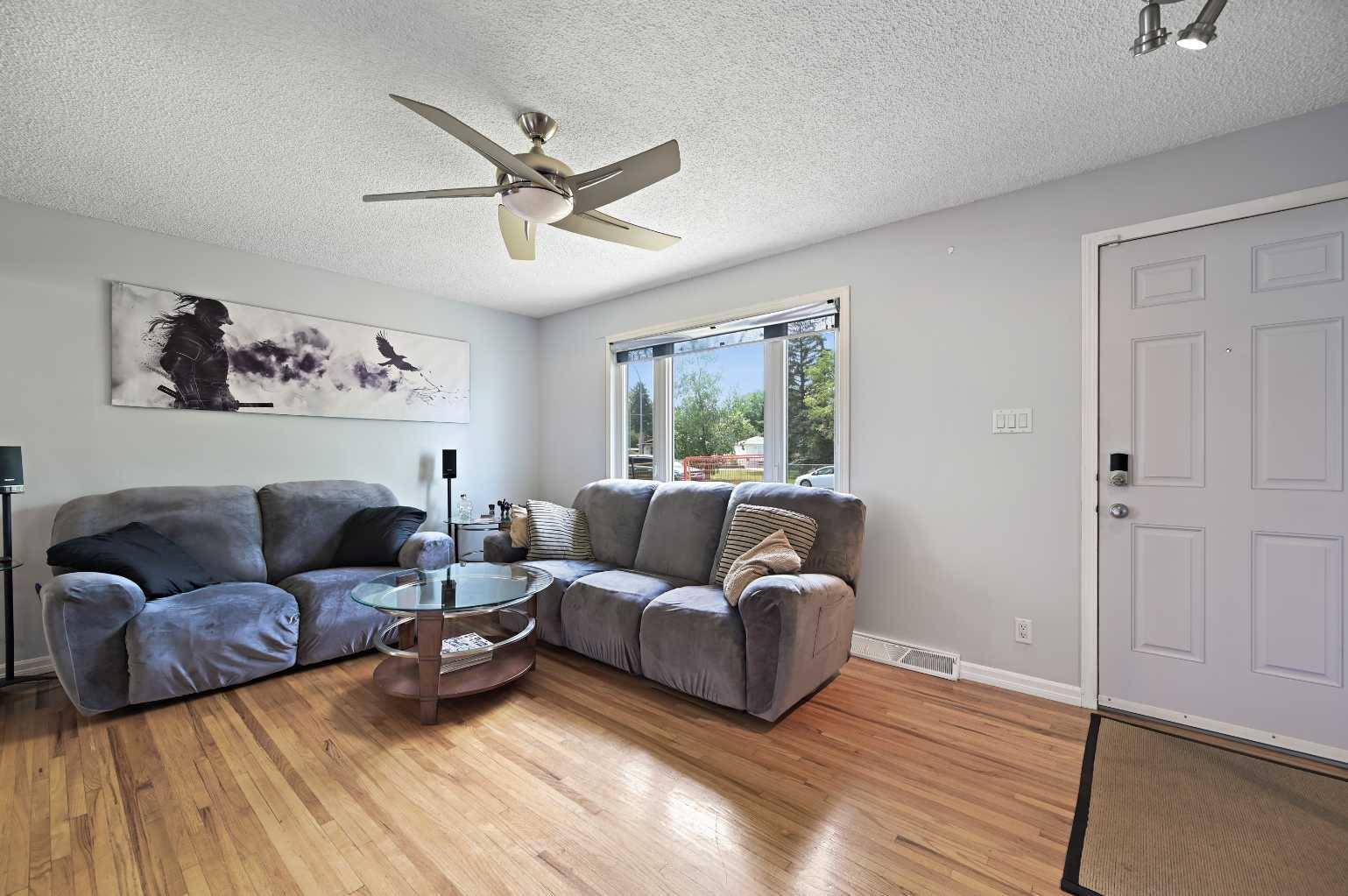 Calgary, AB T3B 2N5,3924 77 ST NW