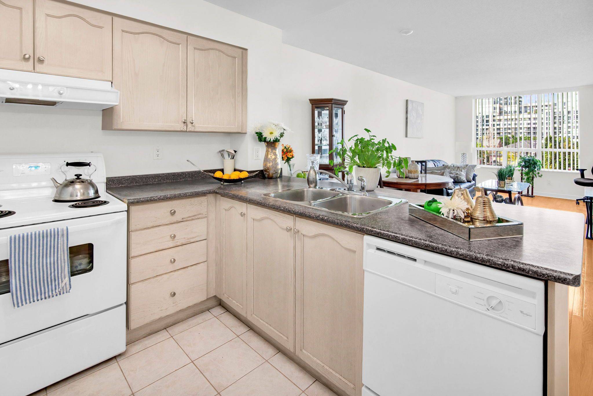 Richmond Hill, ON L4B 4M4,19 Northern Heights DR #404