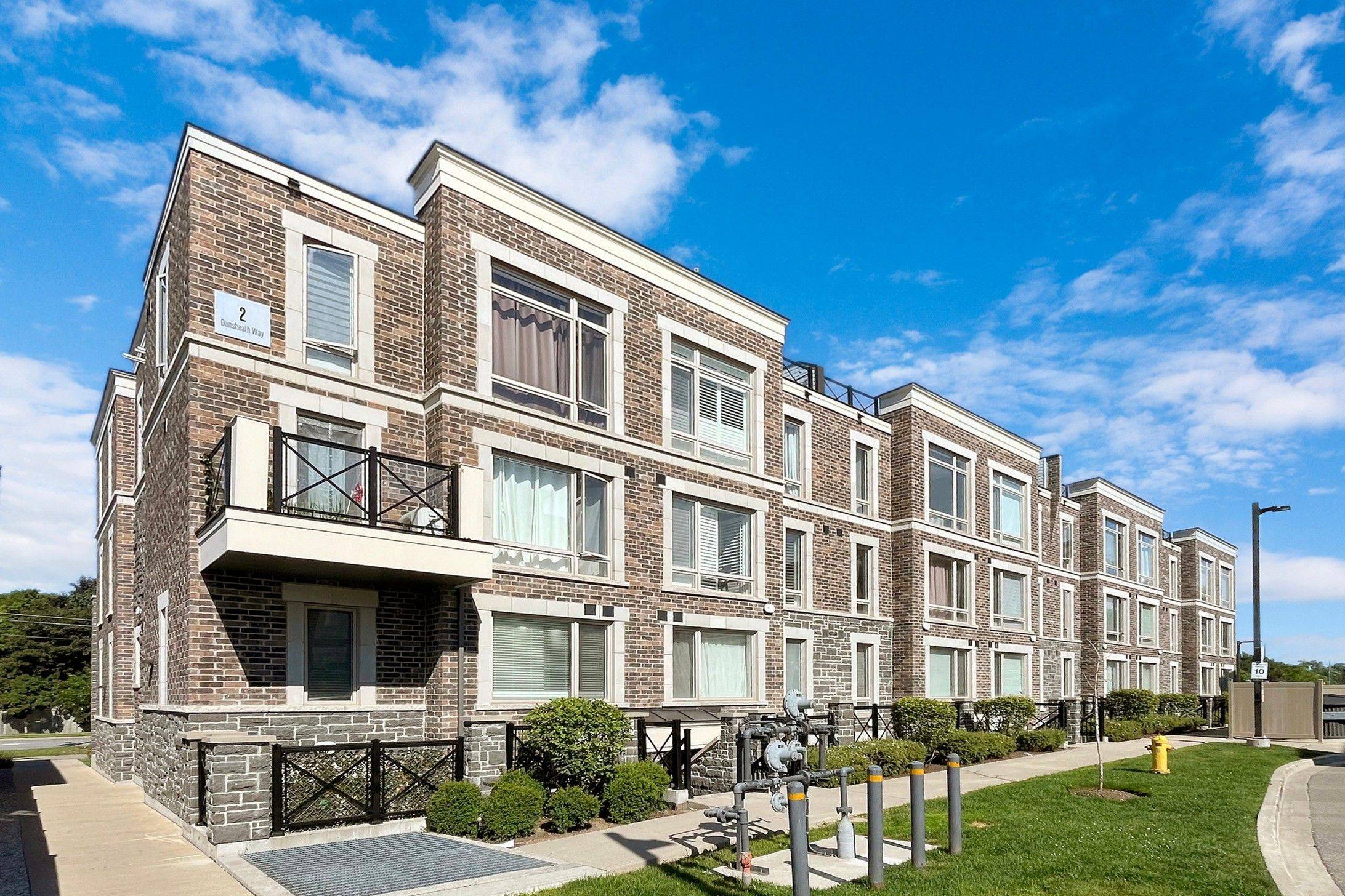Markham, ON L6B 1N3,2 Dunsheath WAY #129