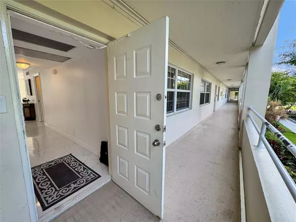 535 Oaks Dr #209, Pompano Beach, FL 33069