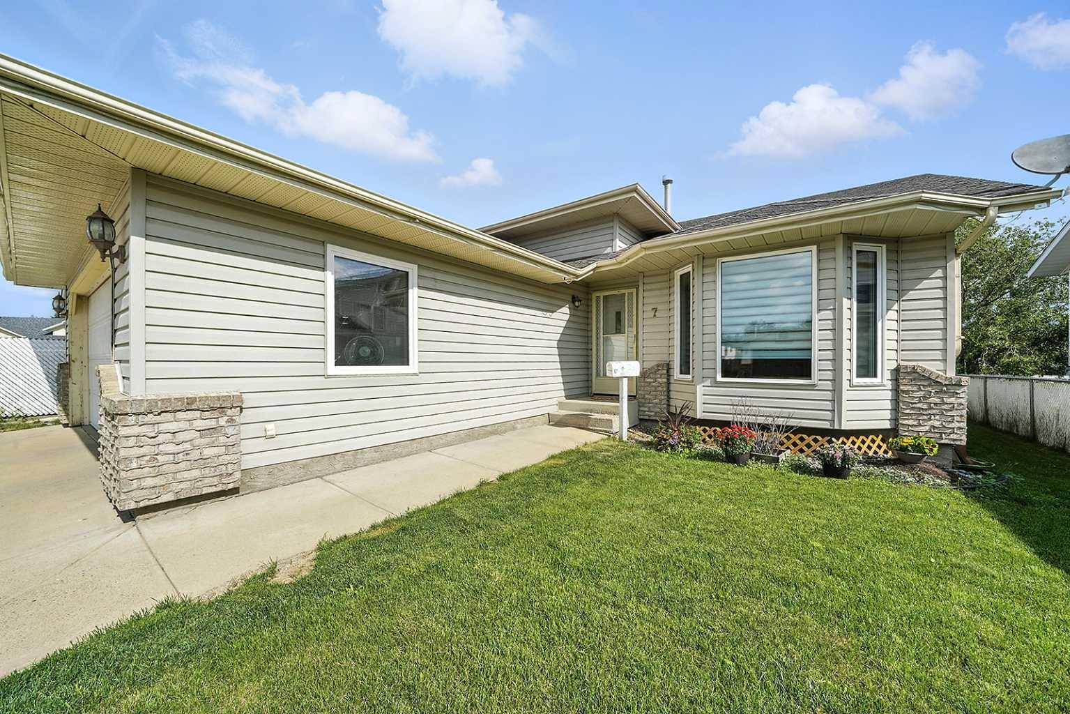 7 Wilson Close, Sylvan Lake, AB T4S1G2